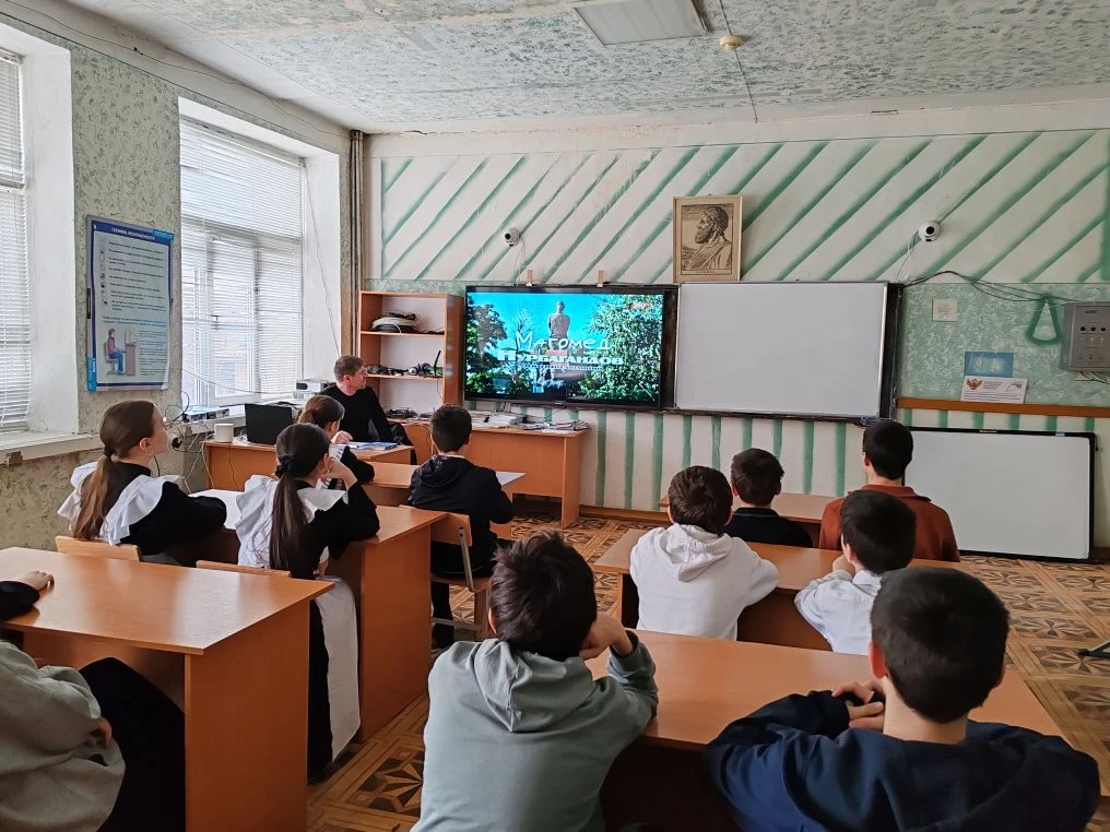 Просмотр документально-художественного фильма.